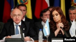 خانم کريستينا فرناندز، رييس‌جمهوری آرژانتین درکنار هکتور تیمرمن، وزیر امور خراجه آرژانیتن