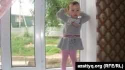 Фатима Галымжанкызы - девочка, выпавшая с балкона на втором этаже. Алматы, 5 июня 2014 года.   