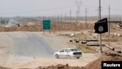 Иракъ -- Киркукана лулахь некъаца дIатоьхначу "Исламан пачхьалкх" тобан байракхна уллех йолуш ю машен, Марс23, 2014. 