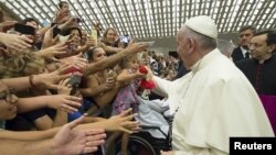 Папа Франциск благословляє вірян у Ватикані, серпень 2015 року