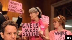 АКШ -- Финансы министри Тимоти Гайтнер кризистен чыкканга аз калдык деп айтуу али эрте экенин ырастады.