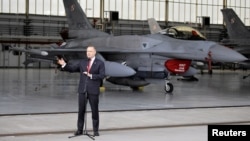 Кароль Навроцький відвідує 31-шу тактичну авіабазу, Польща, 11 вересня 2025 року