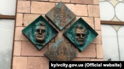 Іван Світличний і Василь Стус навіть похоронені недалеко один від одного на Байковому кладовищі – Світличного поховали у вишиванці, подарованій Стусом