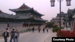 Ганьсу провинциясынын борбору Ланьчжоу шаары. Бул шаардагы университетке кыргыз жаштары да окуп келген. ( Канатбек Абдиев аттуу студенттин сүрөтү)

