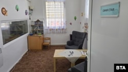 Т. нар. синя стая, в която щадящо се разпитват малолетни деца, жертви на насилие.