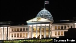 Эксперт Ираклий Берулава не видит никакой новой философии, а просто новую команду, которая вышла на международную арену с теми же заявлениями, с которыми выходил Михаил Саакашвили и его команда. Просто изменилась риторика