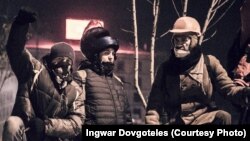 معترضان نیروهای پلیس را که به آنها حمله کرده بودند، وادار به عقب‌نشینی کردند