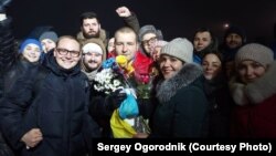 Освобождённый из плена сепаратистов Владимир Фомичёв (в центре)