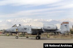 جنگنده پشتیبانی نزدیک هوایی آ-۱۰آ تندربولت ۲ نخستین جنگنده ای بود که توسط نیروی هوایی آمریکا از پایگاه هوایی بگرام مورد بهره برداری قرار گرفت.