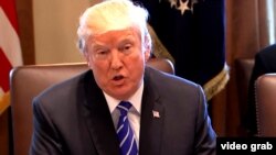 دونالد ترامپ می‌گوید که علاوه بر حقوق بشر، ثروت ایران نیز به یغما رفته، و زمان برای تغییر فرا رسیده است.