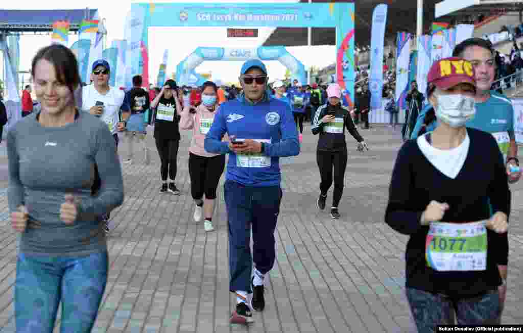 Эл аралык марафонго дүйнөнүн 35 өлкөсүнөн 3 миң адам катышууда. 400 киши 21 чакырымга, 100 киши 42 чакырымга, 800 киши 10 чакырымга жана 3 чакырымга чуркоо үчүн 800дөн ашык киши катталган.