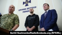 Аркадий Бабченко (ортодо) Киевдеги басма сөз жыйынында. 30-май, 2018-жыл.