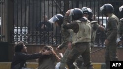  صحنه درگیری معترضان با نیروهای امنیتی حوالی میدان التحریر قاهره در روز جمعه