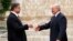 Президент України Петро Порошенко (л) і президент Білорусі Олександр Лукашенко (п)