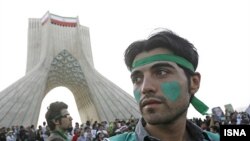 تجمع هواداران «جنبش سبز» در میدان آزادی برای اعتراض به نتیجه انتخابات دهم ریاست جمهوری.