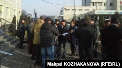 Журналисты перед зданием Алатауского районного суда, где слушалось дело Шевцовой-Валовой.  Алматы, 12 января 2015 года.