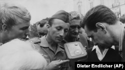 Громадяни Чехословаччини біля радіоприймача 27 серпня 1968 року