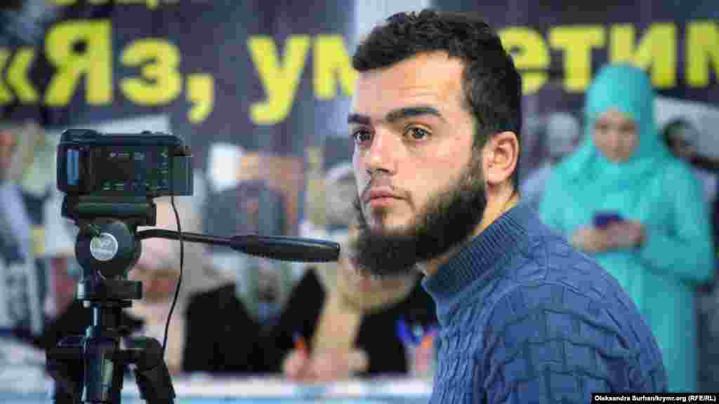 &quot;Qırım birdemligi&quot;niñ cemaat jurnalistlerinden birisi - Seydamet Mustafayev Lilâ Gemecini diñlep, çıqışını videoğa çeke