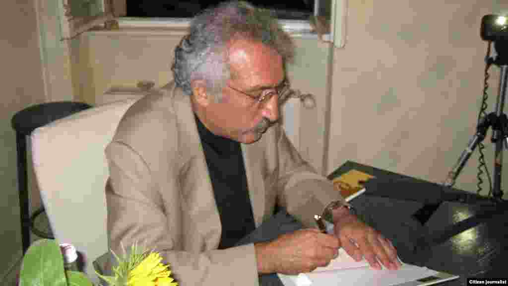 عباس میلانی در مراسم&nbsp;رونمایی از نسخه فارسی کتاب &laquo;نگاهی به زندگی شاه&raquo; در برلین 