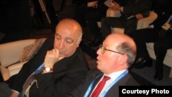 Тедо Джапаридзе (слева) и Джеймс Шерр, руководитель программы по вопросам России и Евразии лондонского Королевского института международных отношений, во время бухарестского саммита НАТО в апреле 2008 г.