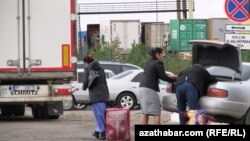 Türkmenistanyň we Özbegistanyň özara serhet geçelgesi (arhiw suraty) 