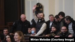 Онисе Цхададзе (в центре)