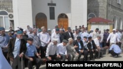 Dagestan - Thousands of mourners converged for the funeral of Said Afandi near mosque in Novy Chirkey on Wednesday, 29Aug2012