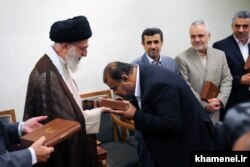 رستم قاسمی در آخرین دیدار کابینه احمدی‌نژاد با رهبر جمهوری اسلامی؛ او از جمله چهره‌های نظامی دولت احمدی‌نژاد است که در فهرست پیشنهادی رئیسی هم جا دارد