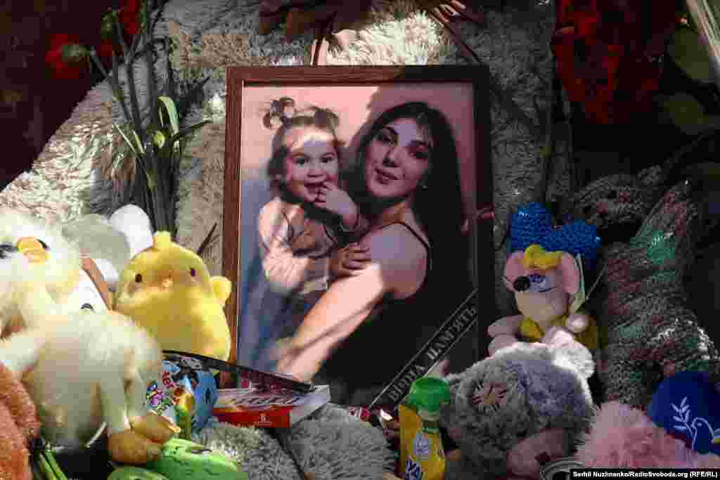 Керівництво Росії заперечує, що російська армія під час масштабної війни завдає цілеспрямованих ударів по цивільній інфраструктурі міст і сіл України, убиваючи цивільне населення і руйнуючи лікарні, школи, дитячі садочки, об’єкти енергетики та водозабезпечення.Українська влада і міжнародні організації кваліфікують ці удари як воєнні злочини Російської Федерації і наголошують, що вони мають цілеспрямований характер