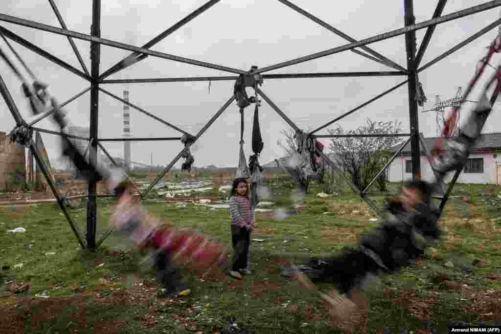 8 апрельдә Халыкара чегән көнендә Косовоның Плементина шәһәрендә чегән балалары атынып уйный. (AFP/Armend Nimani)