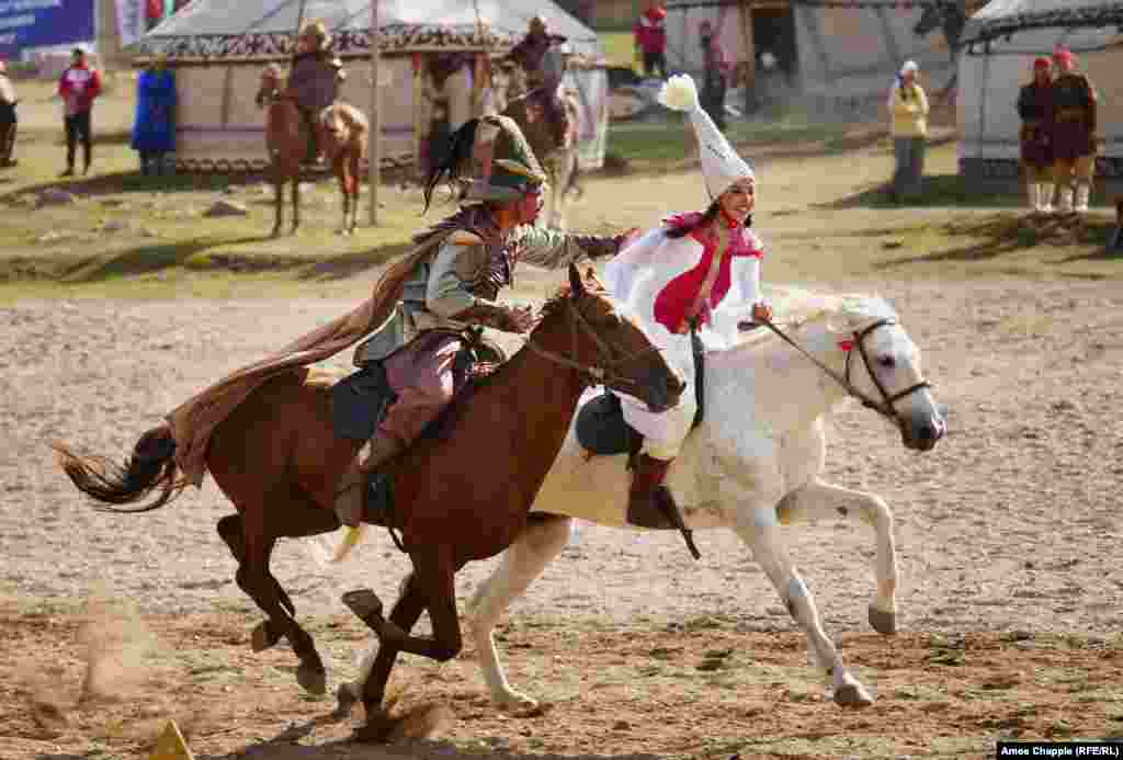 Кыз куумай кыргыздын улуттук оюну. Кыйкырык-сүрөөндүн коштоосунда шамдагай чабандес кыздын бетинен өбүш үчүн кубалайт. Өзүнө жете албаган жигитти кыз кууп жетип камчы менен чабат.