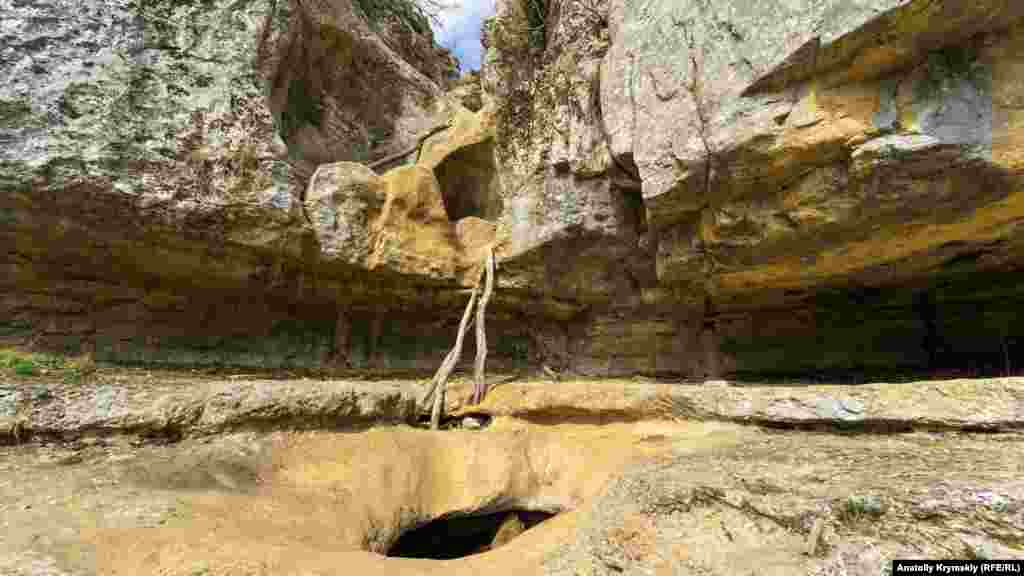 В былые годы вешние воды здесь стремительно сбегали вниз, в Узунджу. Теперь на скалах от водопада и русла остались только сухие пустоты и выемки