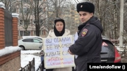 Лена Патяева, подруга Седы Сулеймановой. Пикет в Санкт-Петербурге 25 ноября 2025 г. Фотография проекта "Слово защите"