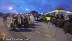 Янукович відгородився від колядників камазами та внутрішніми військами
