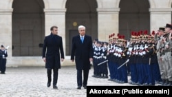 Президент Франции Эммануэль Макрон  и прибывший с визитом в Париж президент Казахстана Касым-Жомарт Токаев. 5 ноября 2024 года