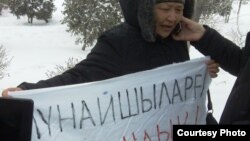 Одна из гражданских активисток на площади Жанаозена рассказывает по телефону журналистам о происходящем.  25 февраля 2012 года. Фото предоставлено гражданским активистом Галымом Агелеуовым. 