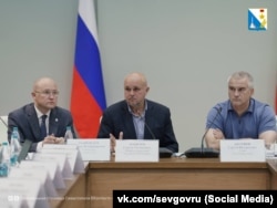 Підконтрольний Москві глава Севастополя Михайло Развожаєв, міністр енергетики РФ Сергій Цивільов і російський глава Криму Сергій Аксьонов (зліва направо) говорять про дефіцит пального в РФ, 1 жовтня 2025 року