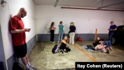 پناه گرفتن شهروندان اسرائیلی در یک پناهگاه عمومی در تل‌آویو پس از آغاز حملهٔ موشکی ایران