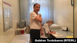 Министр здравоохранения и социального развития Алымкадыр Бейшеналиев после получения вакцины. 29 марта 2021 года.