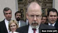 Юрист на ім’я Кевін Клайнсміт є першим колишнім чиновником, якого звинуватили в рамках розслідування прокурора США Джона Дарема (на фото – в центрі) у зв’язку з переглядом ним роботи слідства щодо російського втручання у вибори 2016 року