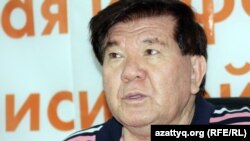 Мухтар Шаханов, казахский поэт, общественный деятель во время онлайн-конференции на сайте Азаттык. Алматы, 11 июля 2012 года.  