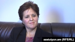 Представитель МВФ в Армении Тереса Дабан Санчес дает интервью директору Армянской службы Радио Свобода (Радио Азатутюн) Грайру Тамразяну, Ереван, 1 октября 2013 г. 

, 1 հոկտեմբեր, 2013