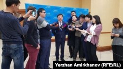 Журналистер Қазақстанның Әділет министрі Марат Бекетаевтан сұхбат алып тұр. Астана, 28 наурыз 2018 жыл