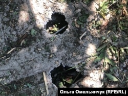 Після обстрілу територія поблизу возицій ЗСУ щільно вкрита дірками, вибоїнами та вирвами