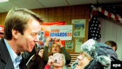 Демократ намзәтләрнең берсе Джон Эдвардс урамда халык белән очраша