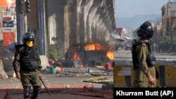 Пакистандагы  диний-радикалдык "Техрик-и-Лаббайк" партиясынын тарапкерлери  башаламандык уюштуруп, полиция менен кагылышы. 14-апрель. 2021-жыл. 