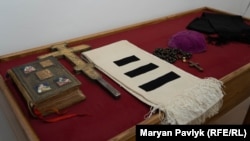 Євангеліє, хрест, омофор , вервичка митрополита Андрея