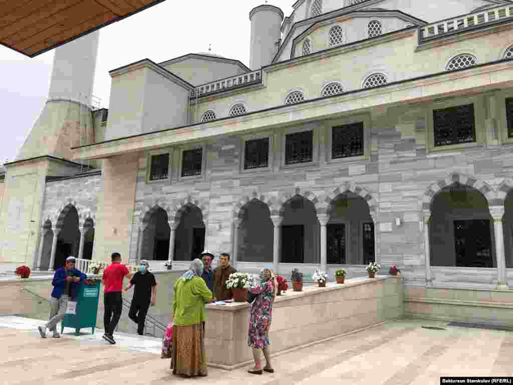 Өлкөнүн көпчүлүк аймактарында коронавируска байланыштуу жарыяланган өзгөчө кырдаал режими алына элек.&nbsp; 9-июлда муфтият өлкөдө коронавирус боюнча эпидемиологиялык кырдаал турукташканга чейин жума намазын убактылуу токтоткон. Беш убак намаз мечиттерде санитардык талаптарды жана аралыкты сактоо менен окула берерин билдирген.&nbsp; 