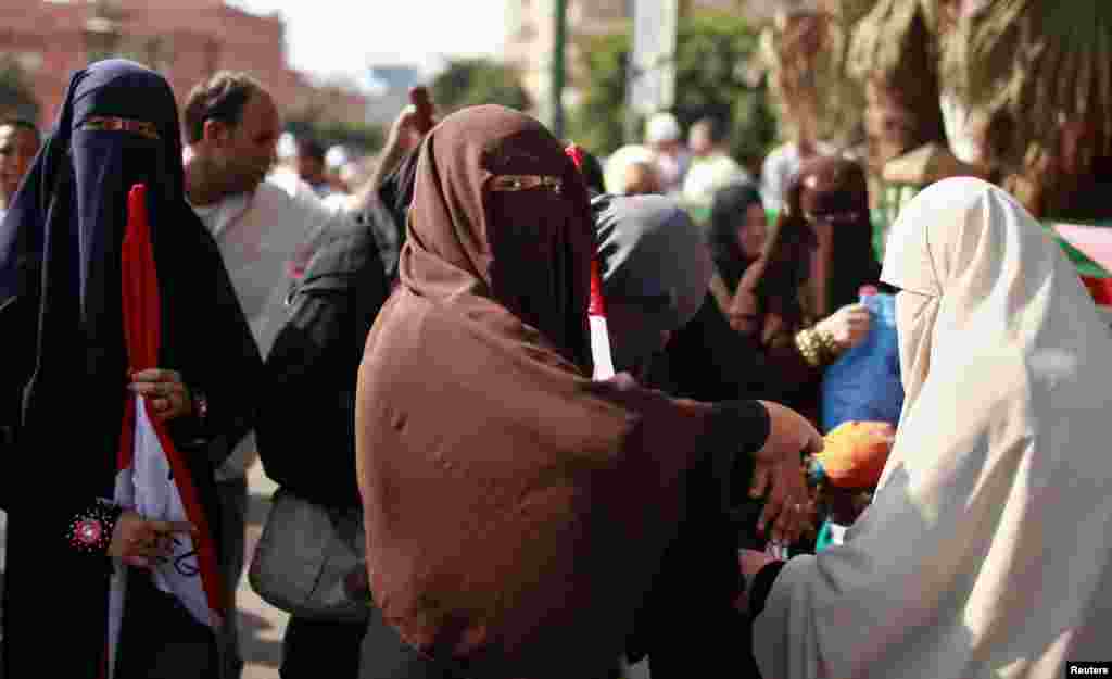 Ахмед Шафиктин колдоочулары. Каир, 22.06.2012 