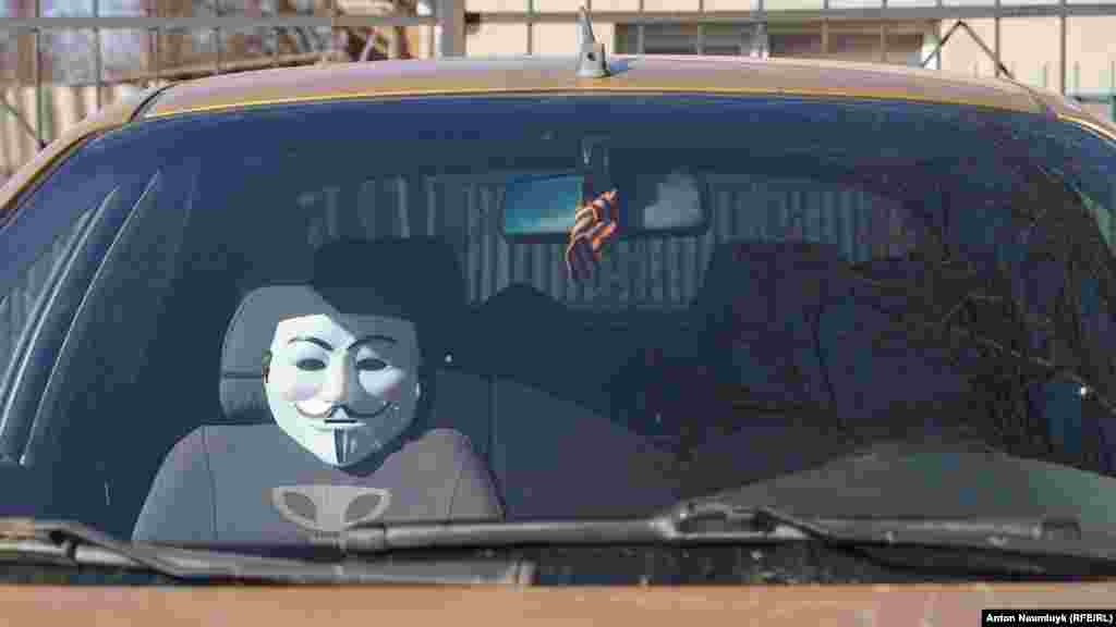 Машина напротив здания Железнодорожного районного суда в Симферополе, где проходит процесс по делу крымского журналиста Николая Семены